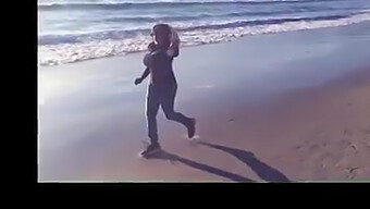 69 Milfs Gaan Wild Op Het Strand In Deze Lesbische Video