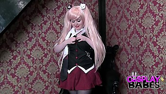 ¡primera Vez Cosplay Babe Experimenta Orgasmo Con Juguete Sexual!