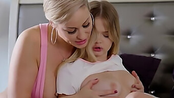 A Loira Milf E Sua Enteada Se Envolvem Em Um Trio Lésbico