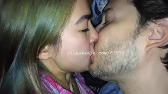 Pasangan Asia Sean Dan Lily Berciuman Dengan Penuh Gairah