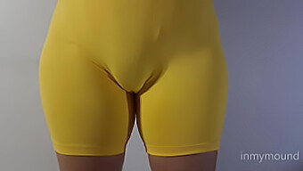 Regardez Une Femme Magnifique En Maillot De Bain En Spandex Vous Taquiner Avec Un Cameltoe, Puis Révéler Sa Chatte Serrée