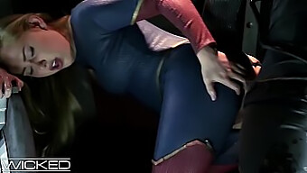 Carter Cruise Menerima Zakar Besar Supergirl Dengan Tangannya.