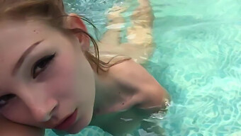 Une Fille Américaine Se Masturbe Dans Une Piscine