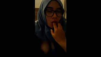 Gadis Indonesia Dengan Hijab Memberikan Blowjob..