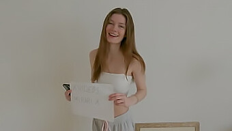 Video Di Verifica Con Una Modella Carina