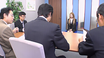 Uma Adolescente Japonesa Recebe Uma Gozada Interna Depois De Uma Entrevista De Emprego.