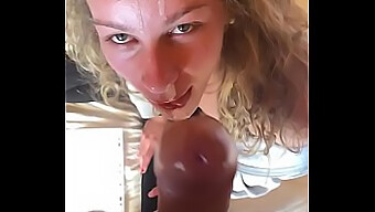 ブロンドの18歳の彼女が、ソロフェラで精液を飲み込む!