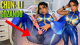 Gadis Cosplay Asia Dalam Pakaian Chun Li Bermain Dengan Vibrator Dan Muncrat Di Tubuhnya