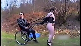 Bdsm-Slave Bliver Trænet I Ponyleg