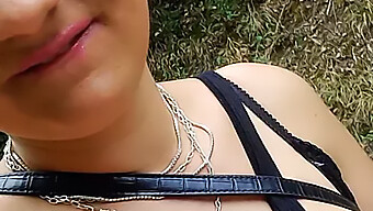 Bisikletli Amatör Kız, Dildo Ile Mastürbasyon Yapıyor Ve Boşalıyor