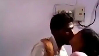 Sexo Desi En El Hospital Con Besos Y Pajas