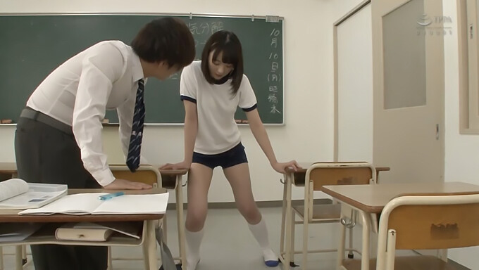 Adolescente Japonesa (18+) Disfruta De Dedos, Mamada Y Creampie En El Aula