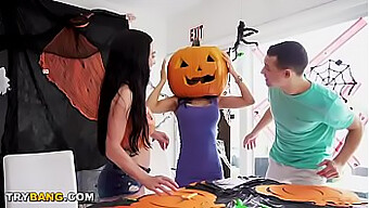 La Milf Tia Cyrus Tiene Su Cabeza Atascada En Una Calabaza