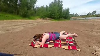 Une Femme Suce Une Bite Sur La Plage