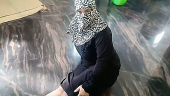 Gadis Hijab Indonesia Menikmati Bdsm Dan Anal Dalam Video Hd Ini