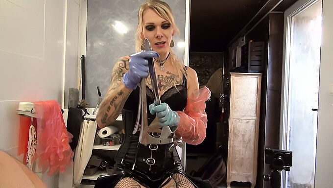 Lady Jane Van Dark'S Cock Fisting En Speculum Play