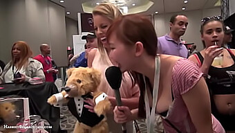 Amateur Rondborstige Britney Amber Met Teddylovebear Op De Ae Expo