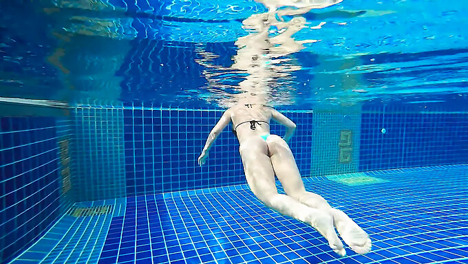 Buceta Na Piscina Pública: Uma Punheta E Gozada Em Um Lugar Público