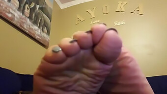 Amateur Pov Video Of An Ebony Woman'S Soles