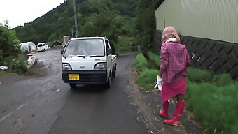 A Buceta Peluda Japonesa É Fodida Por Estranhos!