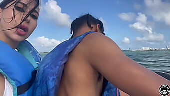 Ocean Kövér Mellei Lovagolnak Egy Jetski-N Ebben A Dögös Milf Pov Videóban