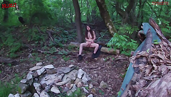 Adolescente Checa Con Grandes Tetas Disfruta De La Masturbación Al Aire Libre