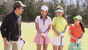 Garotas Japonesas Ficam Nuas E Jogam Golfe Neste Vídeo Quente.