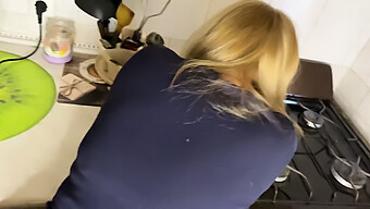 Une Femme Se Fait Enculer Dans La Cuisine