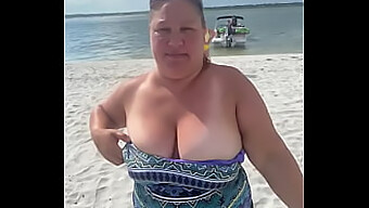 Las Grandes Tetas De La Esposa Duca En Plena Exhibición En Una Playa Pública