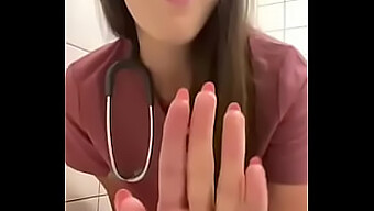 Session Solo D'Une Travailleuse De L'Hôpital Dans Les Toilettes Du Personnel