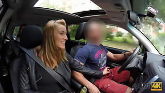 Adolescente (18+) Disfruta Del Placer Oral En El Coche