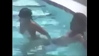 Pareja Mojada Y Salvaje En La Piscina