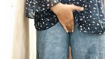 ¡una Chica India De La Universidad Graba Su Tiempo De Baño Para Divertirse! ¡no Te Pierdas Esta Escena Caliente!