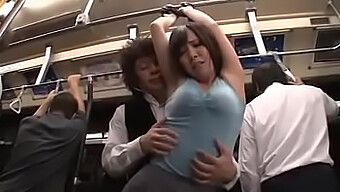 Sexe Japonais Dans Un Bus: Une Rencontre Chaude