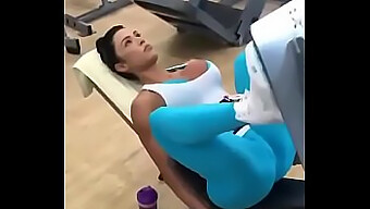 Entrenamiento De Gimnasio Con Un Lado De Cameltoe