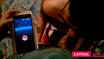 Si Cantik Berkacamata Memberikan Blowjob Khusus Untuk Pokemon Go Fun