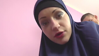 Amerikanische Muslimische Frau, Die Beim Pornoschauen Erwischt Wurde, Bekommt Einen Blowjob