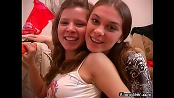 Jovencitas Lesbianas (18+) Se Desnudan Y Juegan Con Sus Tetas