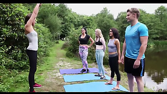 Britisches Cfnm: Erektion Während Einer Outdoor-Yoga-Session