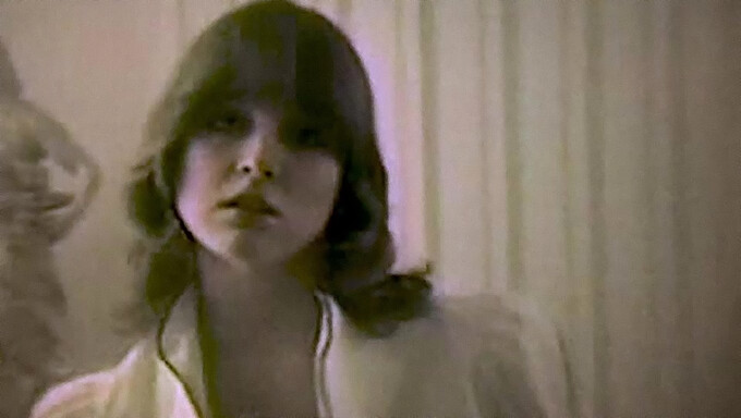 Ragazza Vintage Che Balla E Provoca In Un Video Di Striptease Degli Anni '80