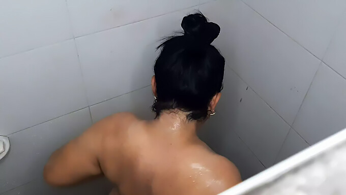 ¡mira A Esta Americana Amateur De 18 Años Grabándose En La Ducha! ¡te Va A Encantar!