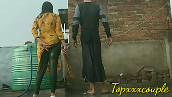 Vòng Một Tự Nhiên Của Desi Bhabhi Được Trưng Bày Trong Mưa