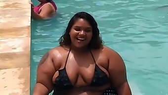 Peitos Grandes E Deliciosos De Uma Piscina.